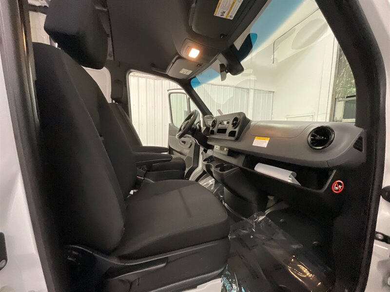 2020 Mercedes-Benz Sprinter 2500 CARGO VAN / 3.0L V6 DIESEL / 1,700 MILES / HIGH ROOF w. 144 " WB / LIKE NEW - Photo 17 - Gladstone, OR 97027