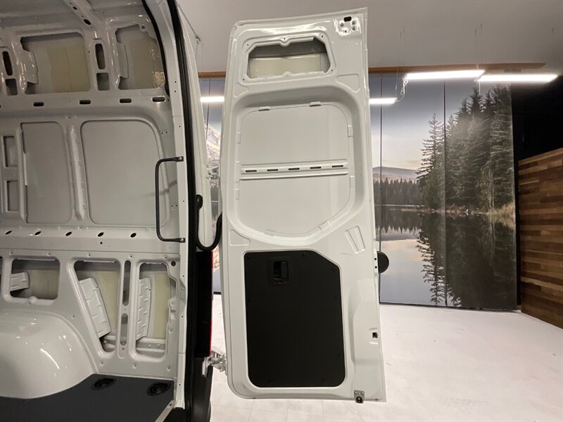 2020 Mercedes-Benz Sprinter 2500 CARGO VAN / 3.0L V6 DIESEL / 1,700 MILES / HIGH ROOF w. 144 " WB / LIKE NEW - Photo 30 - Gladstone, OR 97027
