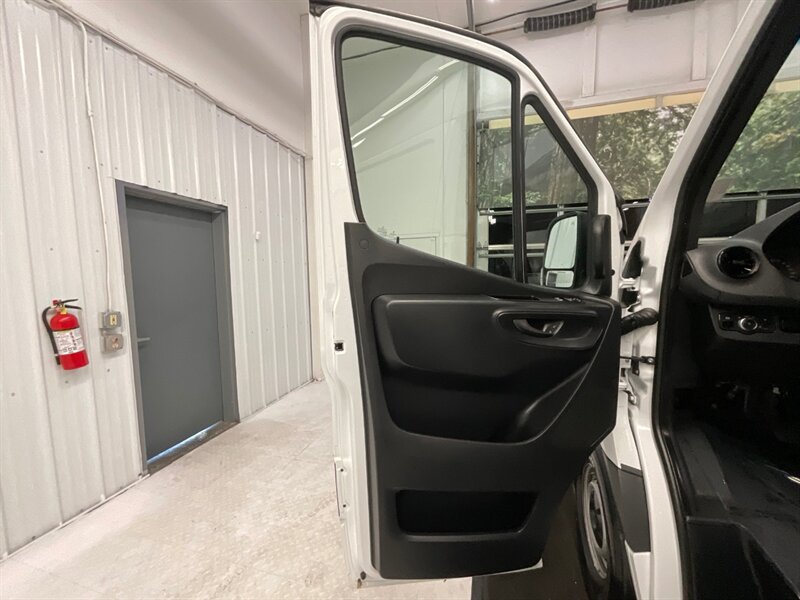 2020 Mercedes-Benz Sprinter 2500 CARGO VAN / 3.0L V6 DIESEL / 1,700 MILES / HIGH ROOF w. 144 " WB / LIKE NEW - Photo 34 - Gladstone, OR 97027