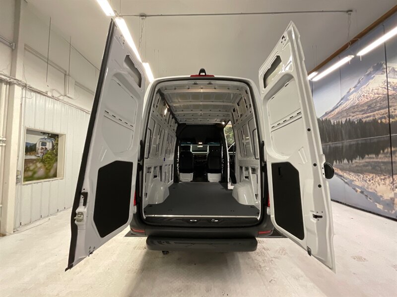 2020 Mercedes-Benz Sprinter 2500 CARGO VAN / 3.0L V6 DIESEL / 1,700 MILES / HIGH ROOF w. 144 " WB / LIKE NEW - Photo 9 - Gladstone, OR 97027