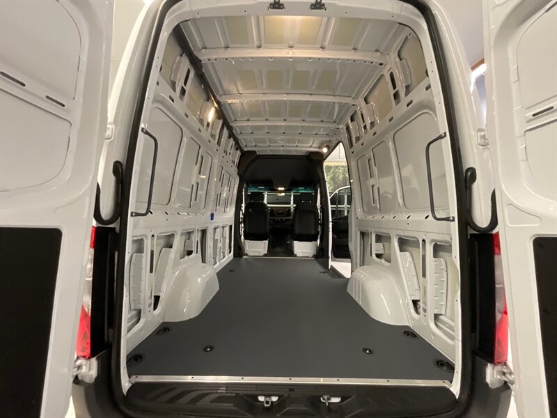 2020 Mercedes-Benz Sprinter 2500 CARGO VAN / 3.0L V6 DIESEL / 1,700 MILES / HIGH ROOF w. 144 " WB / LIKE NEW - Photo 10 - Gladstone, OR 97027