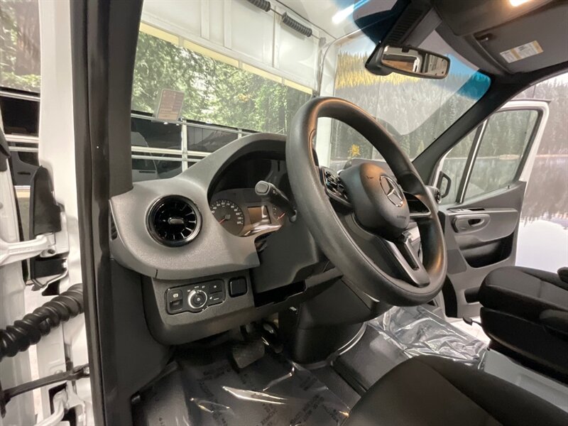 2020 Mercedes-Benz Sprinter 2500 CARGO VAN / 3.0L V6 DIESEL / 1,700 MILES / HIGH ROOF w. 144 " WB / LIKE NEW - Photo 39 - Gladstone, OR 97027