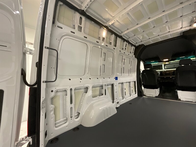 2020 Mercedes-Benz Sprinter 2500 CARGO VAN / 3.0L V6 DIESEL / 1,700 MILES / HIGH ROOF w. 144 " WB / LIKE NEW - Photo 32 - Gladstone, OR 97027