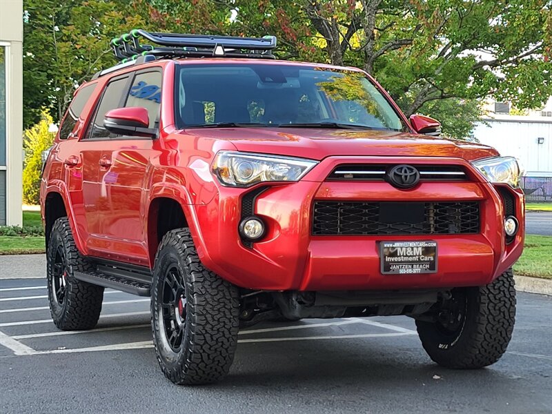 2020 Toyota 4Runner SR5 Premium 4X4 / LEATHER / 3RD SEAT / LIFTED  / NEW TRD WHEELS & TIRES / SUN ROOF / FACTORY WARRANTY - Photo 2 - Portland, OR 97217