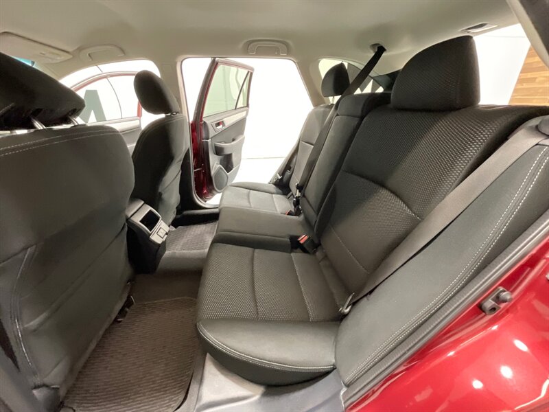 2019 Subaru Outback 2.5i Premium / 1-OWNER/Heated Seats/ 29,000 MILES   - Photo 12 - Gladstone, OR 97027