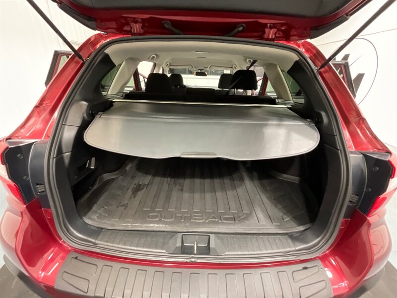 2019 Subaru Outback 2.5i Premium / 1-OWNER/Heated Seats/ 29,000 MILES   - Photo 10 - Gladstone, OR 97027