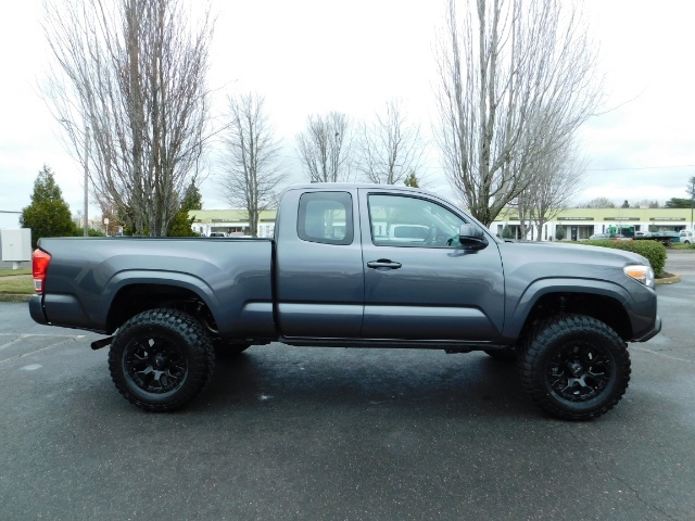 2017 Toyota Tacoma SR 4x4 / 5-SPEED MANUAL / LIFTED / 37 MILES ONLY   - Photo 4 - Portland, OR 97217