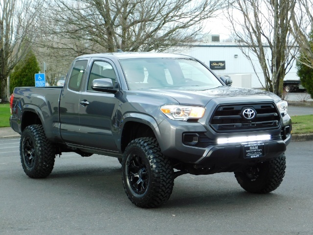 2017 Toyota Tacoma SR 4x4 / 5-SPEED MANUAL / LIFTED / 37 MILES ONLY   - Photo 2 - Portland, OR 97217