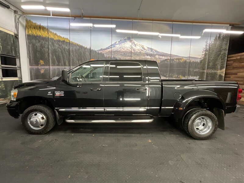 2007 Dodge Ram 3500 Laramie MEGACAB 4X4 / 5.9L DIESEL /DUALLY /1-OWNER  LOCAL OREGON TRUCK / RUST FREE / 1-OWNER / DUALLY / Leather & Heated Seats / CLEAN - Photo 3 - Gladstone, OR 97027