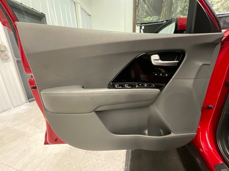 2018 Kia Niro EX Wagon / 1.6L 4Cyl HYBRID / EX PREMIUM PKG  / Leather / Navi - Photo 37 - Gladstone, OR 97027