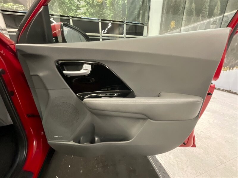2018 Kia Niro EX Wagon / 1.6L 4Cyl HYBRID / EX PREMIUM PKG  / Leather / Navi - Photo 38 - Gladstone, OR 97027