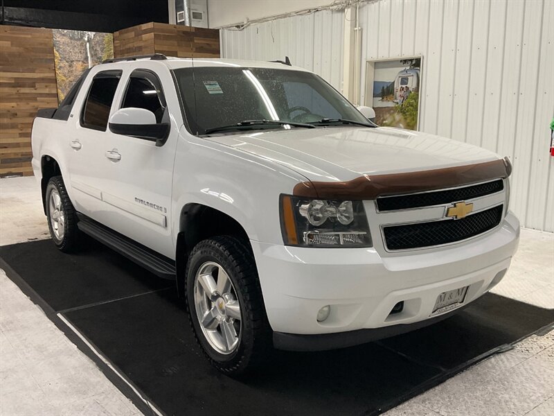 2007 Chevrolet Avalanche LTZ 1500 Sport Utility Truck 4X4 / Leather Heated  / Sunroof / Excel Cond - Photo 2 - Gladstone, OR 97027