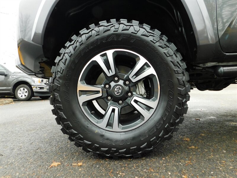 2019 Toyota Tacoma SR5 V6 Double Cab 4X4 / 1-Owner / LIFTED LIFTED   - Photo 23 - Portland, OR 97217