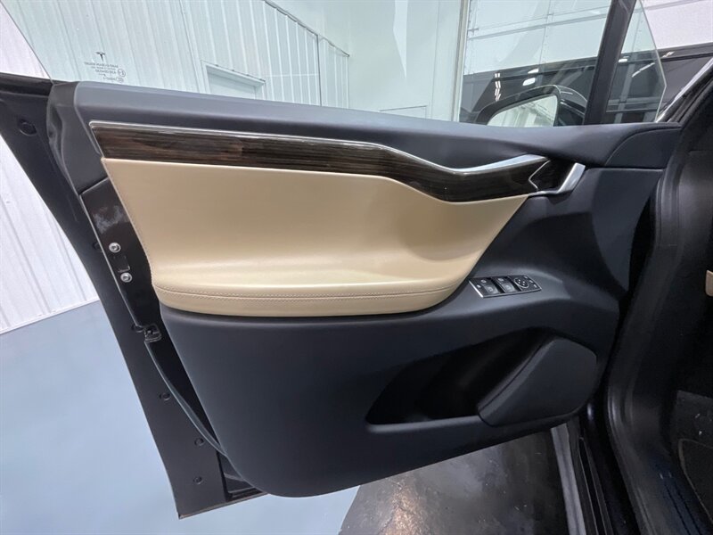 2016 Tesla Model X 75D Sport Utility AWD / 7-Passenger / 42,000 MILES  / AUTOPILOT - Photo 39 - Gladstone, OR 97027