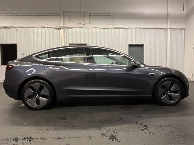 2018 Tesla Model 3 Long Range AWD / DUAL MOTORS / 1-OWNER/ 44K MILES  Leather Seats / LOCAL OREGON / AWD - Photo 4 - Gladstone, OR 97027