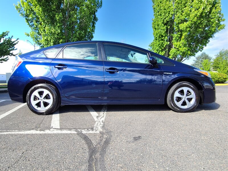 2015 Toyota Prius FIVE V Hatchback HYBRID / CAM / Blue-Tooth / 72K  MILES / Excellent Condition - Photo 4 - Portland, OR 97217