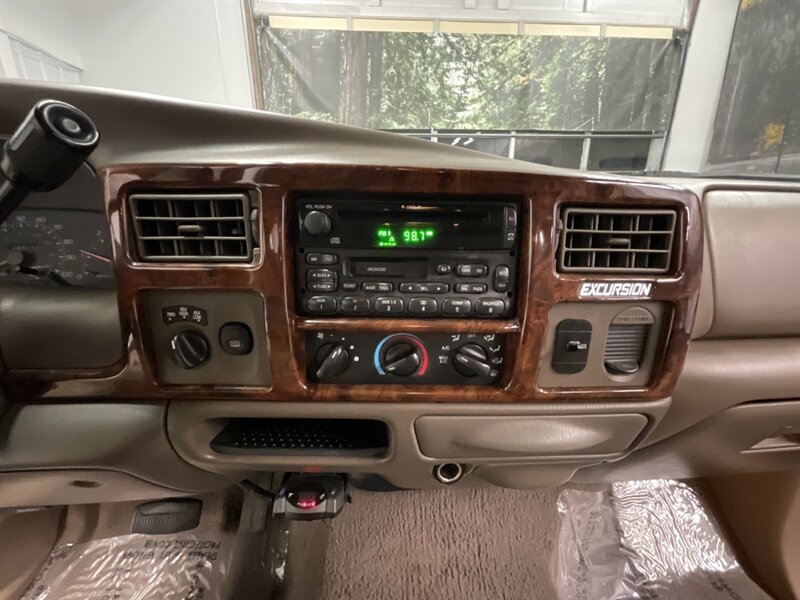 2000 Ford Excursion Limited Sport Utility 4X4 / 6.8L V10 / Leather   - Photo 16 - Gladstone, OR 97027