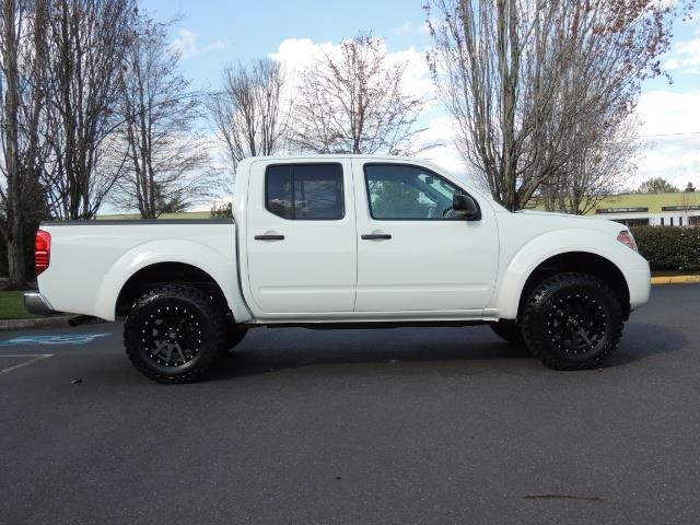 2016 Nissan Frontier SV / 4X4 / Crew Cab / 6Cyl / LIFTED LIFTED   - Photo 4 - Portland, OR 97217