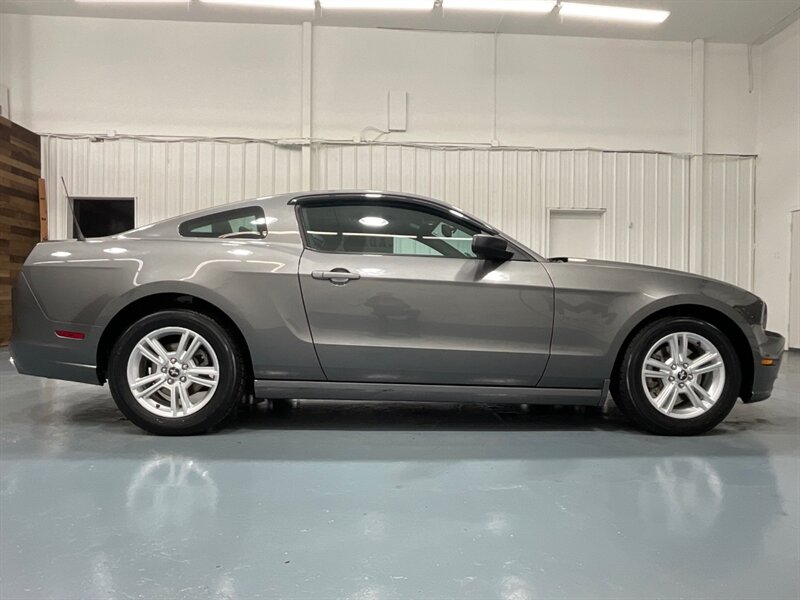 2013 Ford Mustang V6 Coupe 3.7L 6Cyl /Automatic/ 1-OWNER / 52K MILES  / LOCAL CAR - Photo 4 - Gladstone, OR 97027