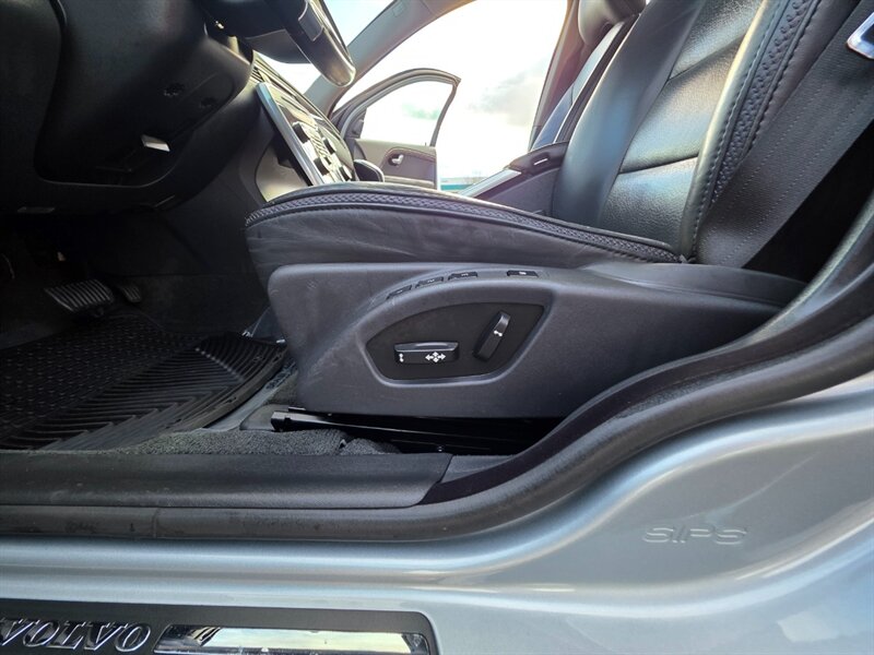 2013 Volvo XC70 3.2 Platinum 6-CYL Cross Country AWD 1-OWNER 80kmi / All Wheel Drive / LEATHER / BACK-UP CAM / SUNROOF / LOW MILES - Photo 29 - Portland, OR 97217