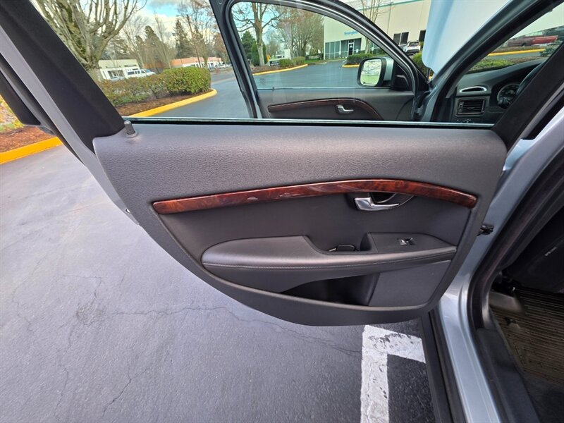 2013 Volvo XC70 3.2 Platinum 6-CYL Cross Country AWD 1-OWNER 80kmi / All Wheel Drive / LEATHER / BACK-UP CAM / SUNROOF / LOW MILES - Photo 37 - Portland, OR 97217