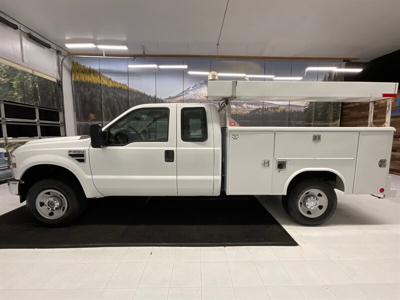 2009 Ford F-250 4x4 / 5.4L V8 / UTILITY BED / 45,000 MILES  /1-OWNER LOCAL OREGON TRUCK / RUST FREE - Photo 3 - Gladstone, OR 97027