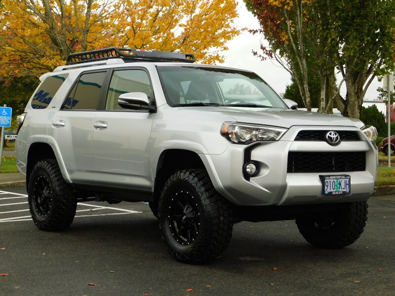 2017 Toyota 4Runner SR5 Premium 4X4 / 3RD SEAT / Leather / LIFTED   - Photo 2 - Portland, OR 97217