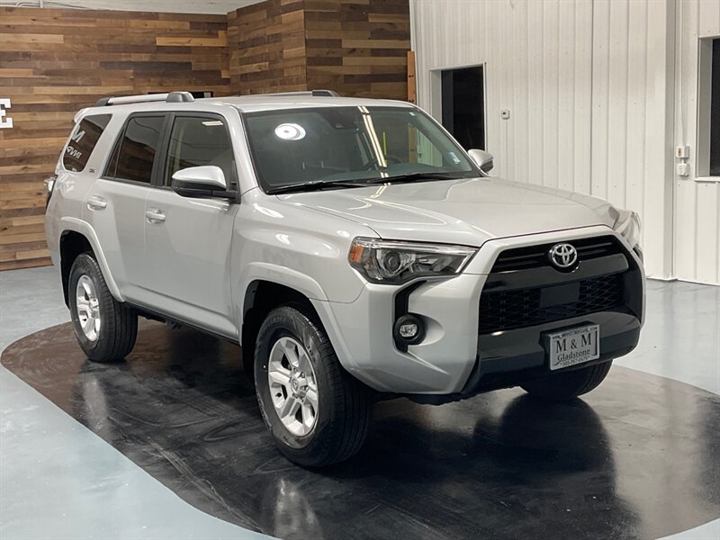 2022 Toyota 4Runner SR5 Sport Utility 4X4 / 4.0L 6Cyl / 3RD ROW SEAT  / EXCEL COND - Photo 2 - Gladstone, OR 97027