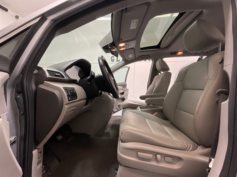 2016 Honda Odyssey EX-L MiniVan 8-Passenger / Leather Sunroof / LOCAL  / Excel Cond - Photo 10 - Gladstone, OR 97027