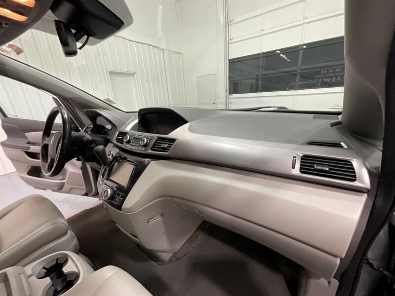 2016 Honda Odyssey EX-L MiniVan 8-Passenger / Leather Sunroof / LOCAL  / Excel Cond - Photo 33 - Gladstone, OR 97027