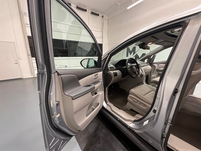 2016 Honda Odyssey EX-L MiniVan 8-Passenger / Leather Sunroof / LOCAL  / Excel Cond - Photo 9 - Gladstone, OR 97027