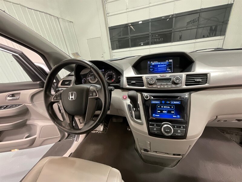 2016 Honda Odyssey EX-L MiniVan 8-Passenger / Leather Sunroof / LOCAL  / Excel Cond - Photo 16 - Gladstone, OR 97027