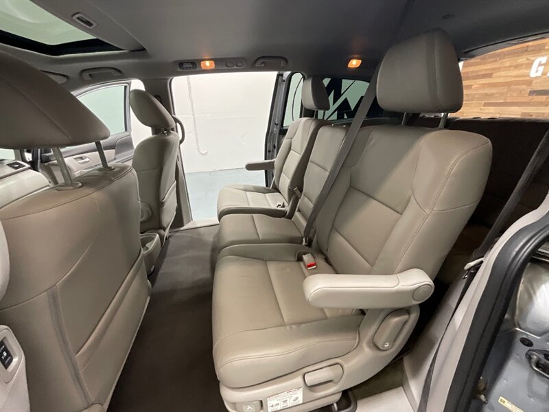 2016 Honda Odyssey EX-L MiniVan 8-Passenger / Leather Sunroof / LOCAL  / Excel Cond - Photo 11 - Gladstone, OR 97027