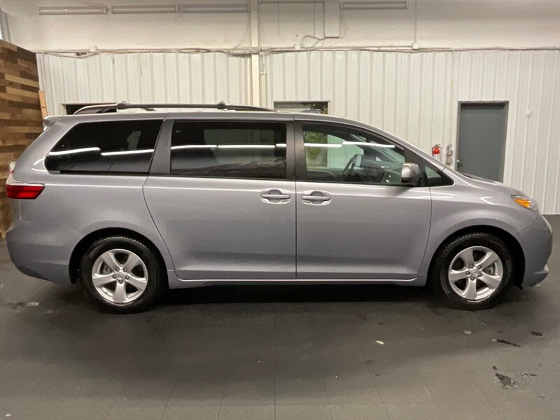 2017 Toyota Sienna LE 8-Passenger Minivan / LOCAL  / ONLY 9,000 MILES  Backup Camera / Towing package / SHARP & CLEAN / VERY LOW MILES - Photo 4 - Gladstone, OR 97027