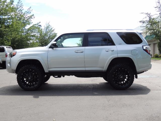 2016 Toyota 4Runner SR5 / 4WD / NAVIGATION / LIFTED LIFTED   - Photo 3 - Portland, OR 97217