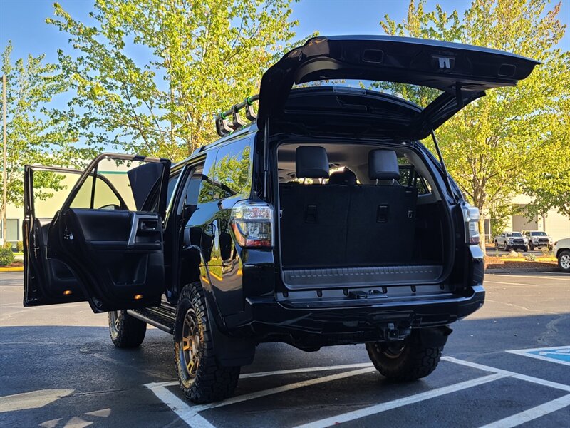 2020 Toyota 4Runner SR5 Premium 4X4 / LEATHER / 3RD SEAT / LIFTED  / NEW TRD WHEELS / NEW TIRES / SUN ROOF / FACTORY WARRANTY - Photo 28 - Portland, OR 97217