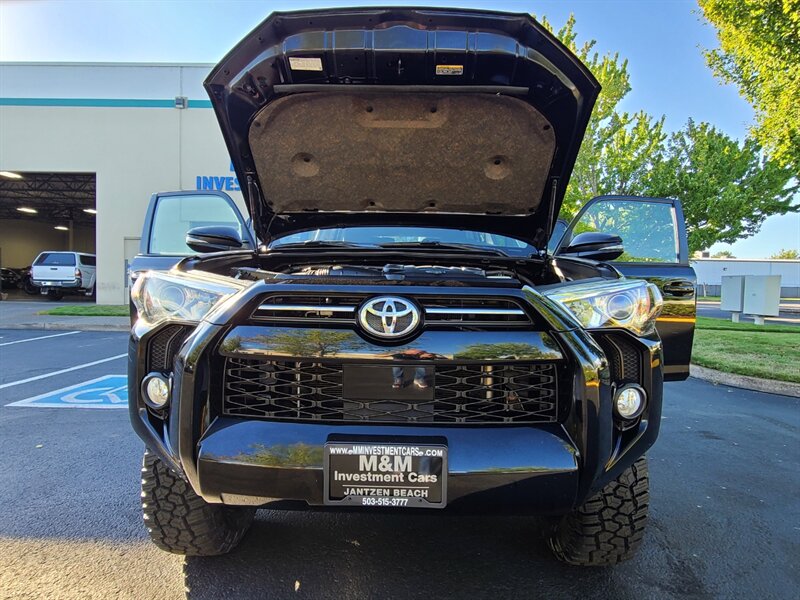 2020 Toyota 4Runner SR5 Premium 4X4 / LEATHER / 3RD SEAT / LIFTED  / NEW TRD WHEELS / NEW TIRES / SUN ROOF / FACTORY WARRANTY - Photo 29 - Portland, OR 97217