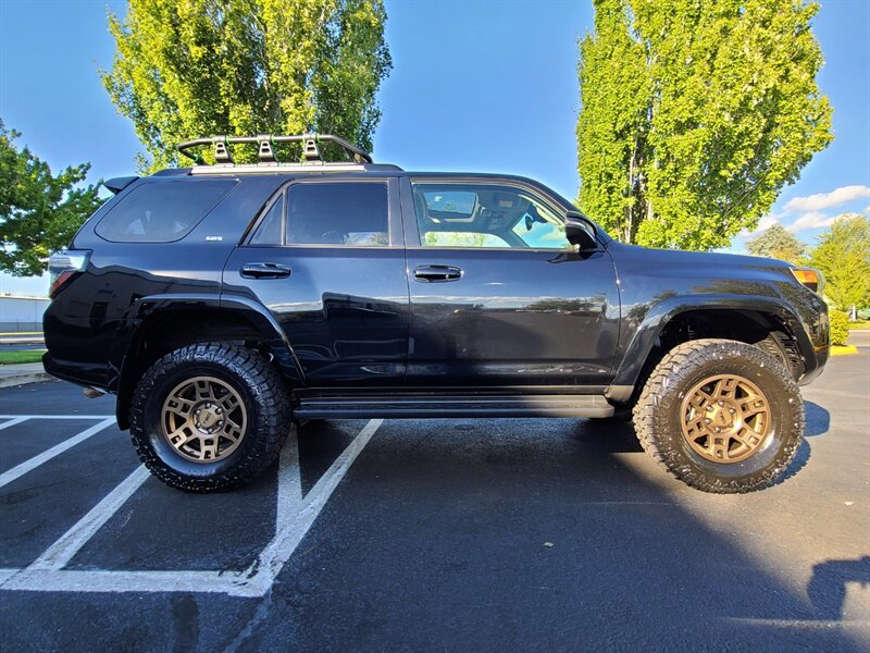 2020 Toyota 4Runner SR5 Premium 4X4 / LEATHER / 3RD SEAT / LIFTED  / NEW TRD WHEELS / NEW TIRES / SUN ROOF / FACTORY WARRANTY - Photo 4 - Portland, OR 97217