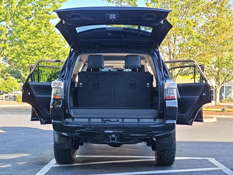 2020 Toyota 4Runner SR5 Premium 4X4 / LEATHER / 3RD SEAT / LIFTED  / NEW TRD WHEELS / NEW TIRES / SUN ROOF / FACTORY WARRANTY - Photo 22 - Portland, OR 97217