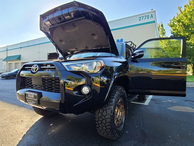 2020 Toyota 4Runner SR5 Premium 4X4 / LEATHER / 3RD SEAT / LIFTED  / NEW TRD WHEELS / NEW TIRES / SUN ROOF / FACTORY WARRANTY - Photo 25 - Portland, OR 97217