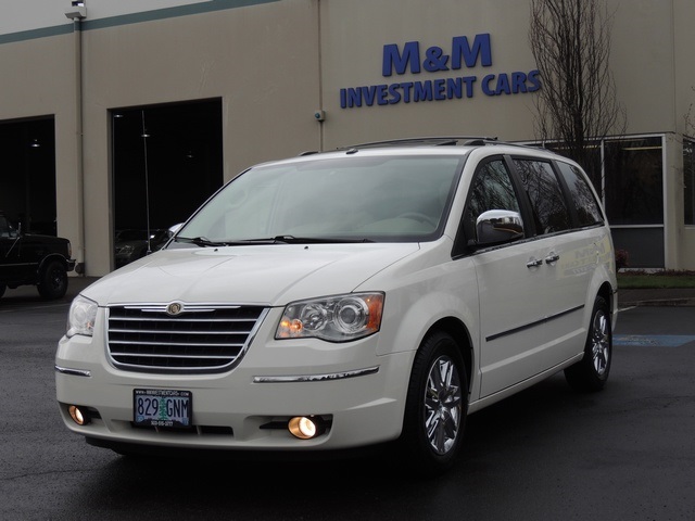 2008 Chrysler Town & Country Limited/ Leather/Navigation/ 2 DVDS / Stow &  Go   - Photo 1 - Portland, OR 97217