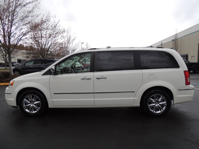 2008 Chrysler Town & Country Limited/ Leather/Navigation/ 2 DVDS / Stow &  Go   - Photo 3 - Portland, OR 97217