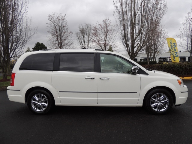 2008 Chrysler Town & Country Limited/ Leather/Navigation/ 2 DVDS / Stow &  Go   - Photo 4 - Portland, OR 97217