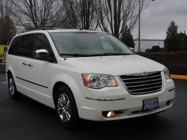 2008 Chrysler Town & Country Limited/ Leather/Navigation/ 2 DVDS / Stow &  Go   - Photo 2 - Portland, OR 97217