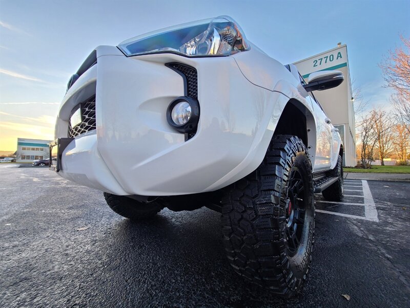 2020 Toyota 4Runner SR5 Premium / NEW TRD WHEELS / NEW TIRES / SUN ROOF / FACTORY WARRANTY - Photo 10 - Portland, OR 97217