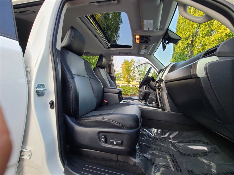 2020 Toyota 4Runner SR5 Premium / NEW TRD WHEELS / NEW TIRES / SUN ROOF / FACTORY WARRANTY - Photo 18 - Portland, OR 97217