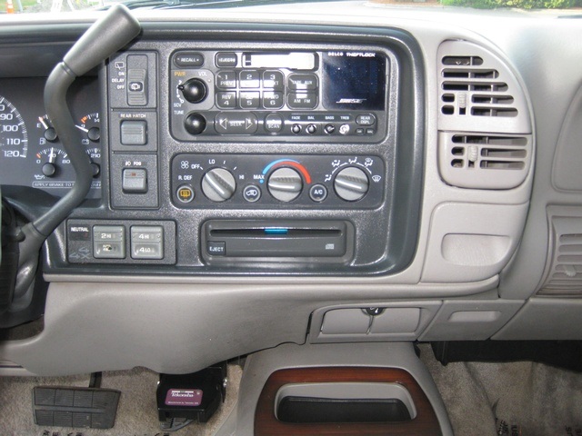 2000 GMC Yukon Denali 4WD   - Photo 40 - Portland, OR 97217