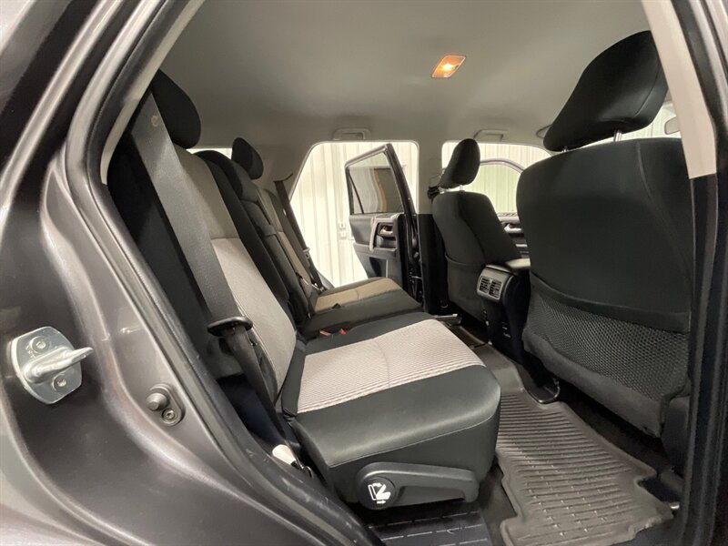2018 Toyota 4Runner SR5 4X4 / V6 / THIRD ROW SEAT / 39K MILES / 1-OWNER LOCAL - Photo 17 - Gladstone, OR 97027