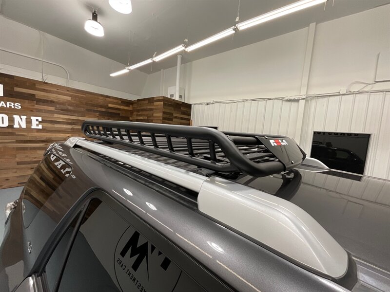 2018 Toyota 4Runner SR5 4X4 / V6 / THIRD ROW SEAT / 39K MILES / 1-OWNER LOCAL - Photo 11 - Gladstone, OR 97027