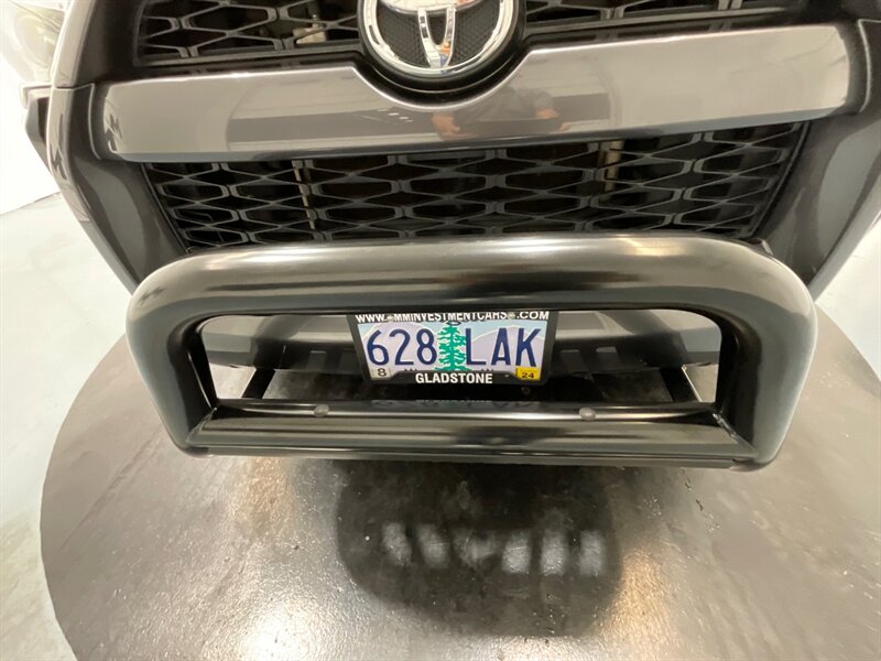 2018 Toyota 4Runner SR5 4X4 / V6 / THIRD ROW SEAT / 39K MILES / 1-OWNER LOCAL - Photo 10 - Gladstone, OR 97027